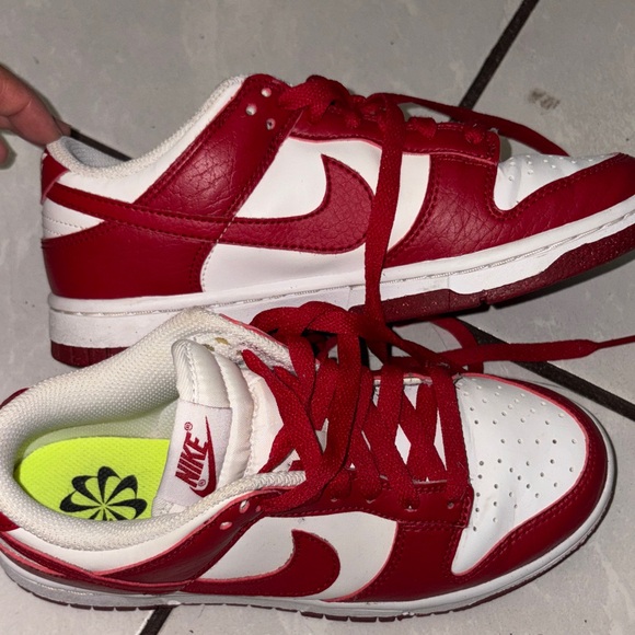 Nike Kids Sneakers in Red and White - Picture 4 of 6